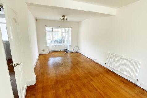 3-bed terraced on Catherine Road, Enfield, EN3, £2,200/mo