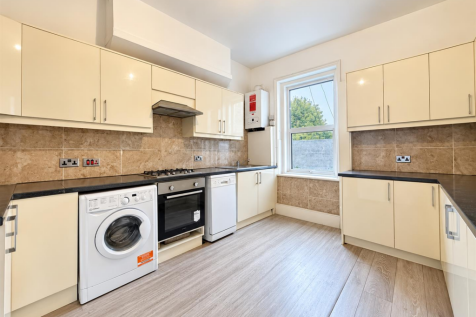 4-bed flat on Lower Mortlake Road, Richmond, TW9, £3,000/mo