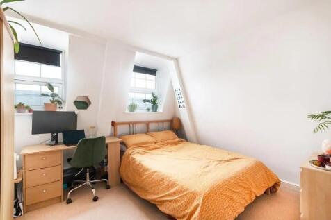 Spacious Three Bedroom Flat with Private Terrace 