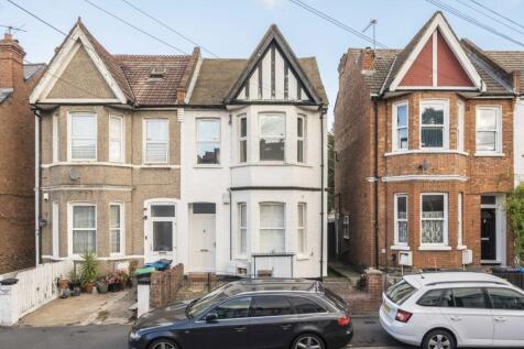 3-bed flat on Melfort Road, Thornton Heath, £2,300/mo