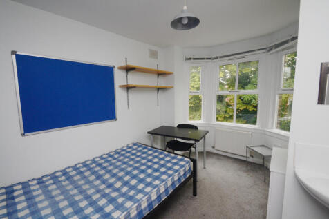 5-bed flat on Clifton Avenue, Fallowfield, Manchester, M14, £3,526/mo
