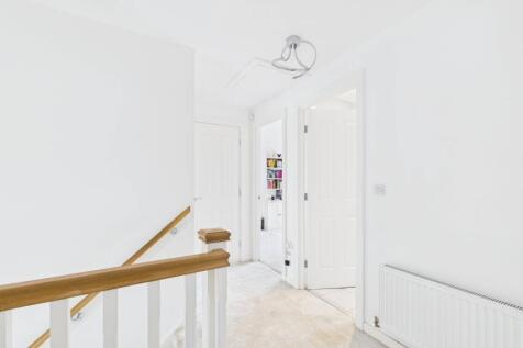 Pavilion Rise - Landing (1)