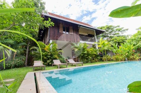 6 Bedroom 2 Wooden House For Sale - Slor Kram, Siem Reap