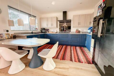 KITCHEN/ DINING AREA