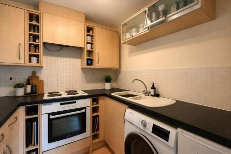 4 Harvest Grove, Witney, Oxfordshire photo 3