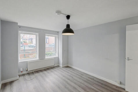 Flat 14 Hall Court, Sholebroke Avenue, Leeds, West Yorkshire, LS7 3HD