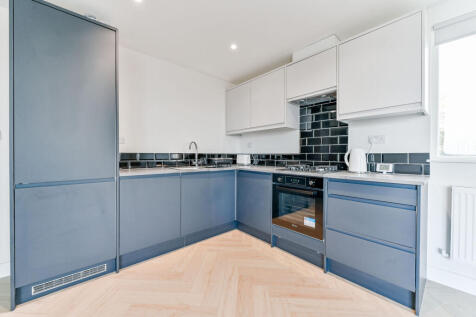 3-bed flat on Norbury Avenue, Norbury, London, SW16, £3,000/mo