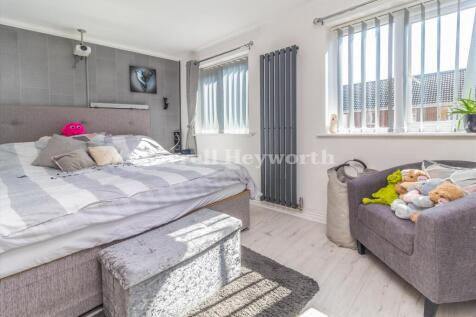 Bedroom 1 image 3