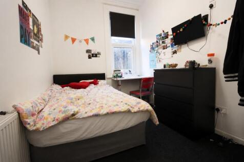 Cosy double room with study desk and natural li...
