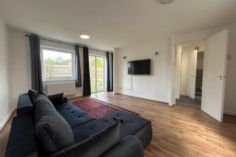 Glazier Drive, Neath Hill  photo 3
