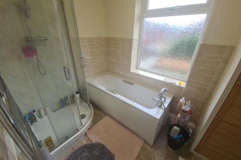 A spacious and well-maintained bathroom featuri...