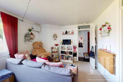 LIVING / SLEEPING AREA