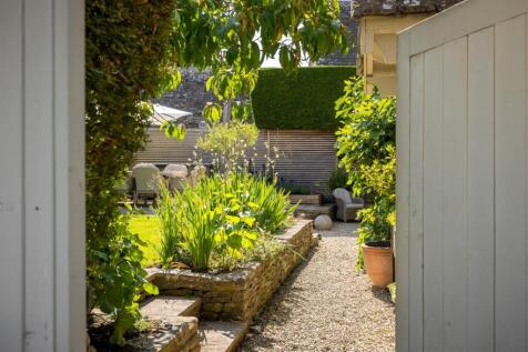 23 - Church Cottage - GL7 5HX - Web.jpg