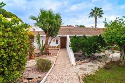 Villamartin detached villa opposite golf course