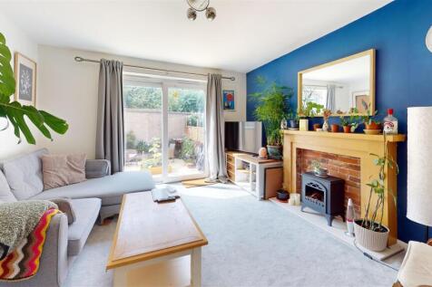 21-Shirley-Close-Living-Room.jpg