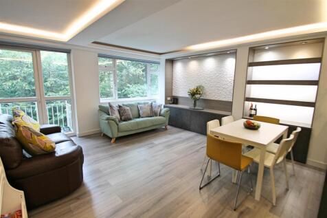 Lounge/Dining Room: