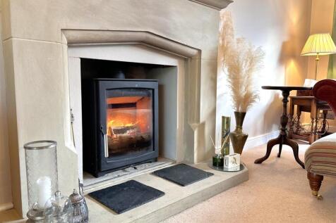 Feature Fireplace &amp; Log Burner 235