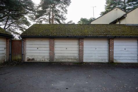 GARAGE IN BLOCK