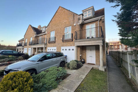 FOUR BEDROOM HOUSE ON KINGSWAY MEWS, SL2 3UR
