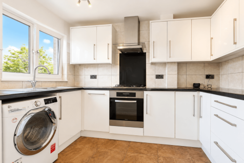 2 bed maisonette to rent Leyburn Gardens, London 