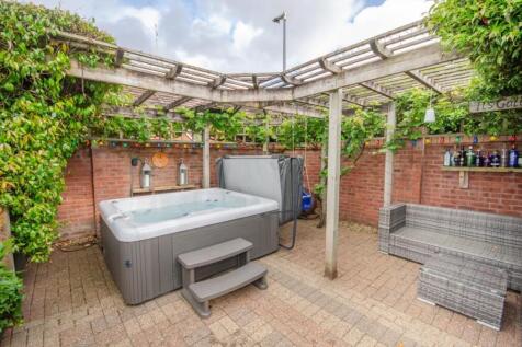Rear garden pic 4.jpg