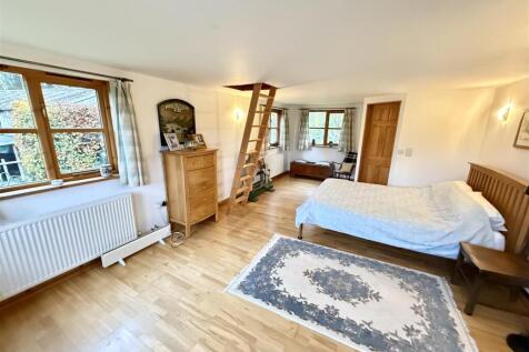 Side En-suite Bedroom