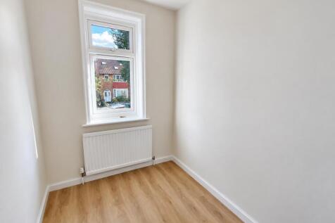 Cleveland Gardens, Cricklewood, London NW2 photo 3