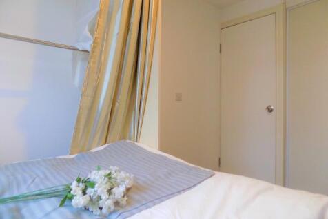 Bright and tidy single bedroom featuring clean ...