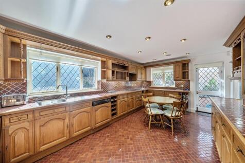 Kitchen/Breakfast Room: