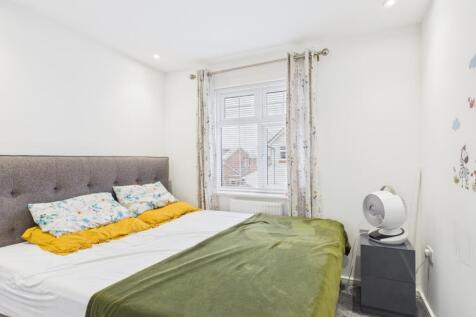 CAM03729G0-PR0132-STILL029