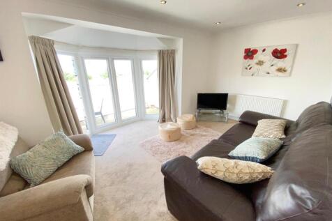 LIVING ROOM -.jpeg
