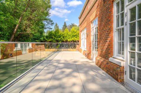 Studio house on Sunningdale, £4,500/mo