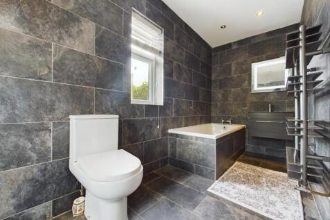 House - En-Suite To Master Bedroom