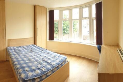 Bright double bedroom with a large bay window l...