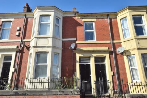Charming front view of a well-maintained proper...
