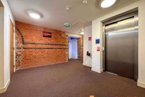Communal Area &amp; Lift
