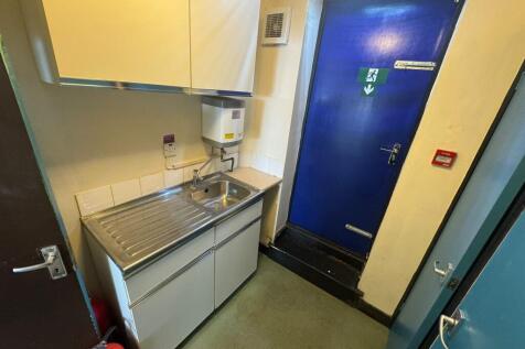Retail Property (high street) to rent Image 4