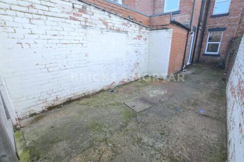 25 Rothbury Terrace Rear Yard.jpg