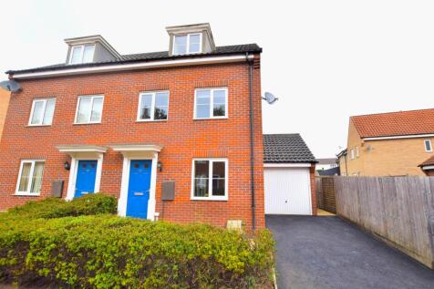 3-bed semi-detached on Mounts Pit Lane, Brandon, Suffolk, IP27, £1,400/mo