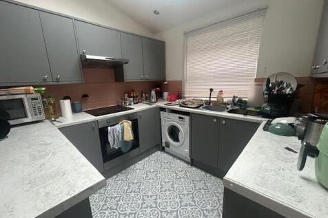 7-bed terraced on Mayville Street, Hyde Park, Leeds, £4,520/mo