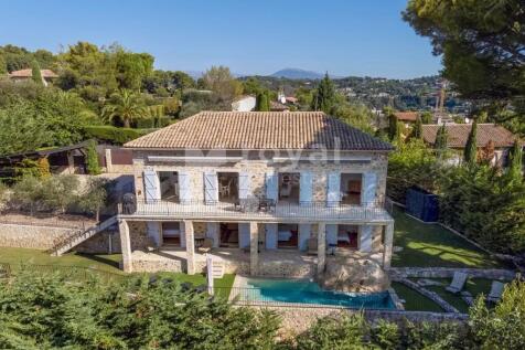 Luxury Provençal bastide surrounded by greenery i