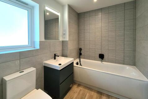 Ground Floor Family Bathroom &amp; Shower