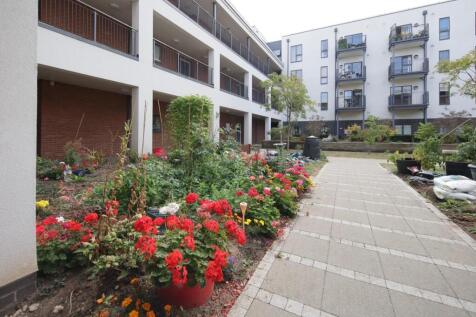 150 Queensway Court_-18.jpg