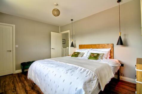 Hall Close Stoneleigh - Matt Clinton EweMove Kenil