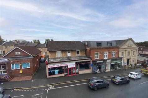 2-bed flat on Station Hill, Chippenham, £1,150/mo