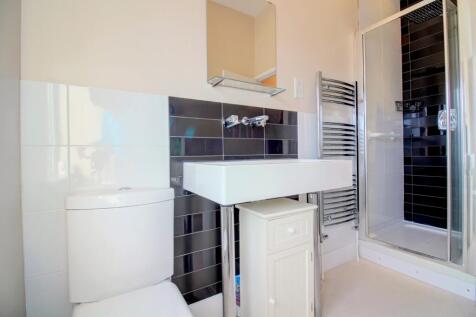 Shower - St Johns St - Matt Clinton - EweMove Keni