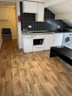 1 bedroom flat, St James - Available now.