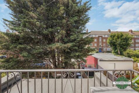 FIRST FLOOR FLAT -- JULIETTE BALCONY -- GAS CENTRAL HEATING -- DOUBLE GLAZED -- MINUTES TO LEYTON MIDLANDS STATION -- London's Local Property Agent, Humphrey & Co Estates are proud to introduce to the