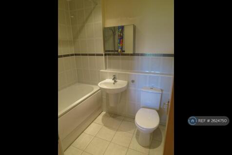 Ensuite Bathroom &amp; Shower Of Bedroom1