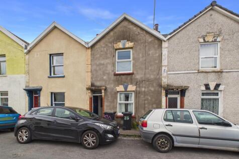 A two-bedroom terraced house on Foster Street. On the ground floor you will find a separate lounge area, dining room, kitchen and conservatory area leading to the rear garden. Upstairs are two bedroom